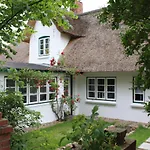Friesenhaus Amrum Friesenhaushaelfte *hommelkasche* 펜션